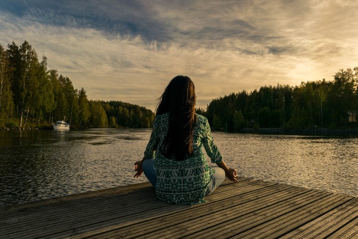 Femme méditation cours d'eau Femme méditation ponton bord de l'eau
